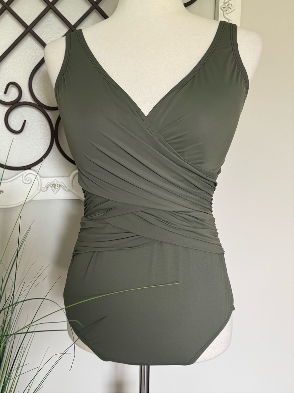 LANDS’ END Size 8 D Cup Women’s One Piece Sage Color Swimsuit